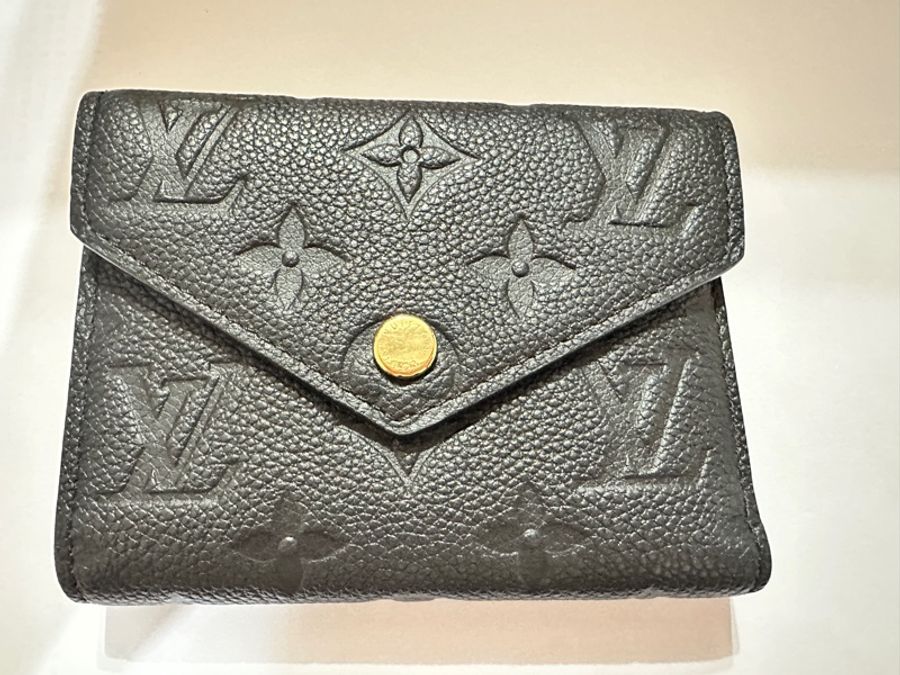 近乎全新~LV Victorine 三折錢包~經典牛皮黑色-0