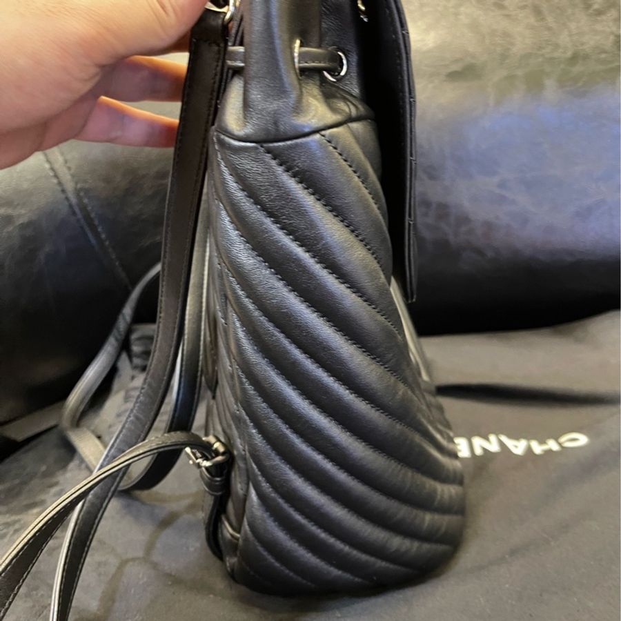Chanel 香奈兒黑色銀扣V紋牛皮雙肩包 25開-2