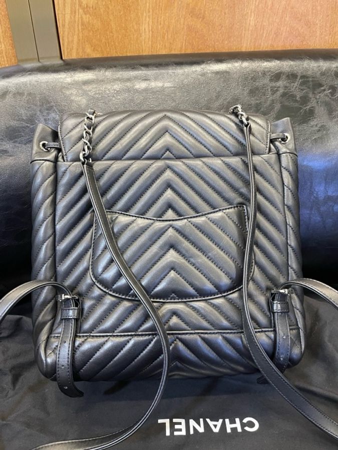 Chanel 香奈兒黑色銀扣V紋牛皮雙肩包 25開-7