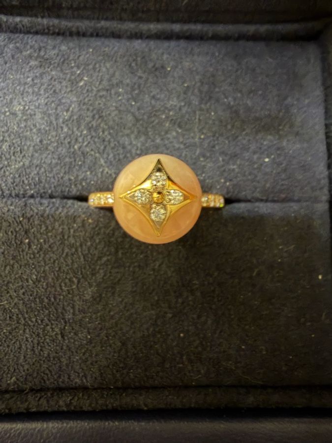 LV Blossom玫瑰金粉紅蛋白石鑲碎鑽Logo圖案球形戒指-2
