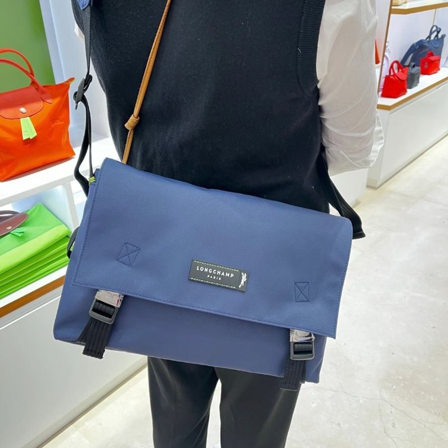 【現貨】Longchamp 再生帆布尼龍翻蓋郵差包-深藍-0