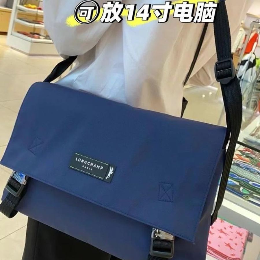 【現貨】Longchamp 再生帆布尼龍翻蓋郵差包-深藍-1