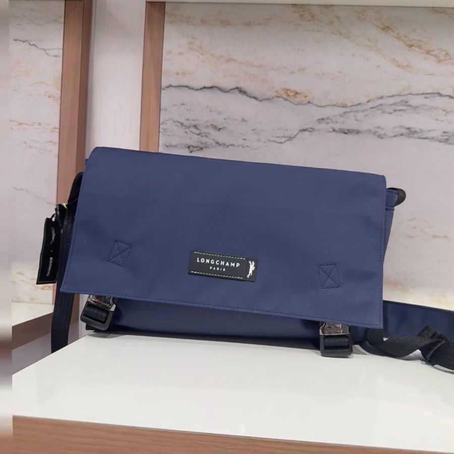 【現貨】Longchamp 再生帆布尼龍翻蓋郵差包-深藍-2