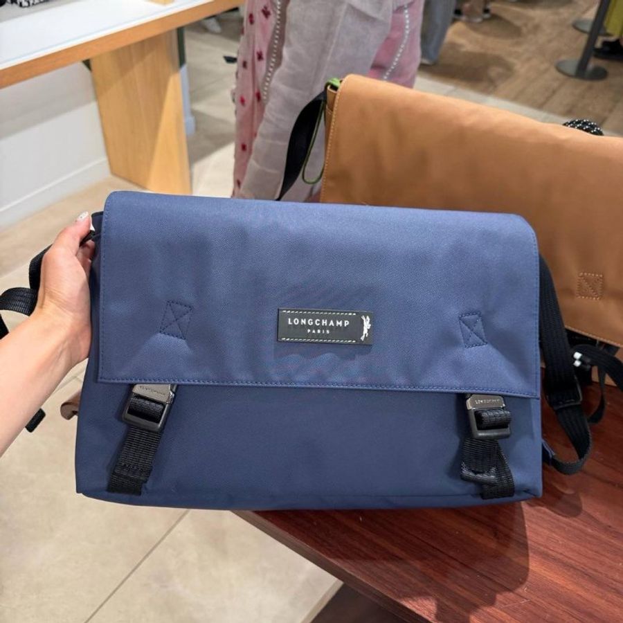 【現貨】Longchamp 再生帆布尼龍翻蓋郵差包-深藍-3