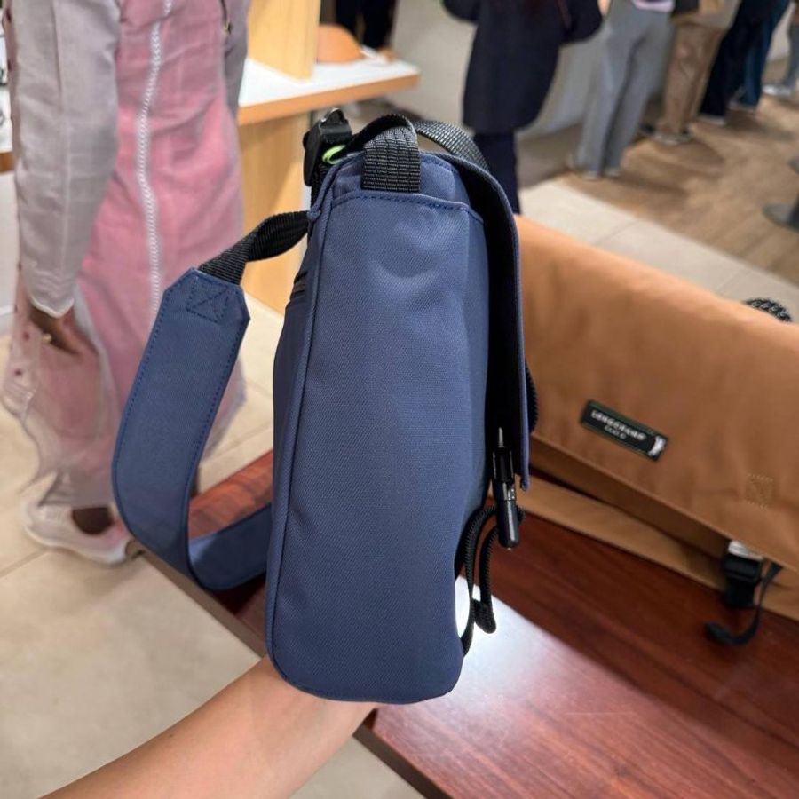 【現貨】Longchamp 再生帆布尼龍翻蓋郵差包-深藍-4