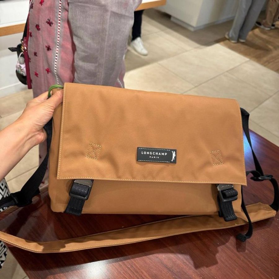 【現貨】Longchamp 再生帆布尼龍翻蓋郵差包-米咖-2