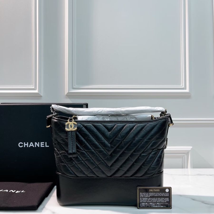 Chanel • 經典Gabrielle 黑金山形紋牛皮流浪包 中號-0