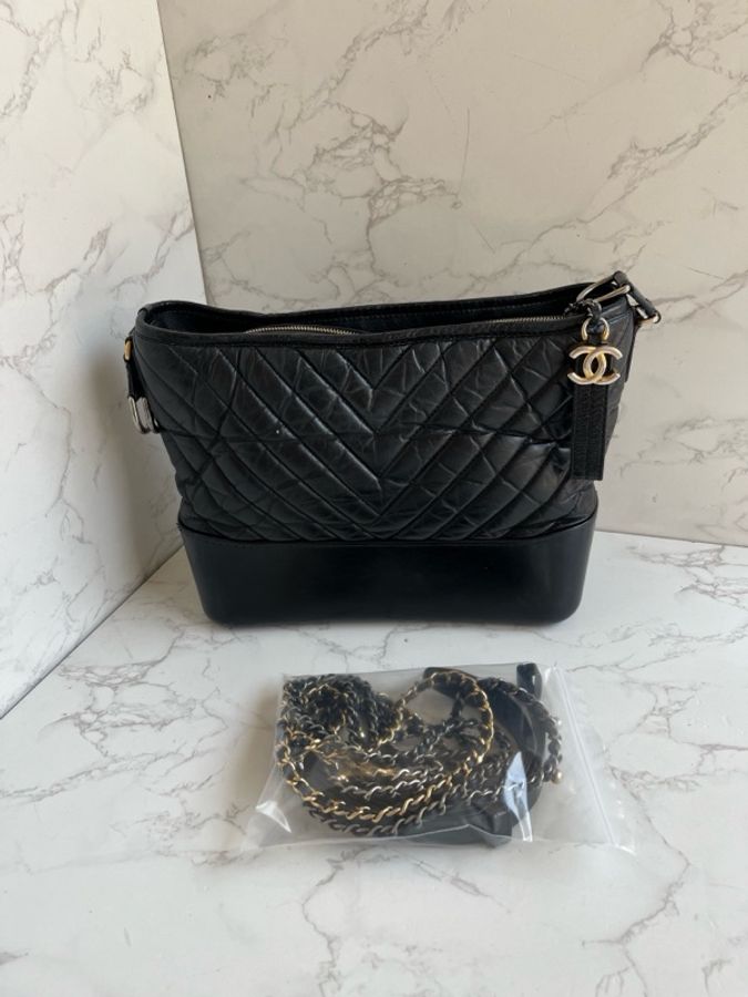 Chanel • 經典Gabrielle 黑金山形紋牛皮流浪包 中號-1