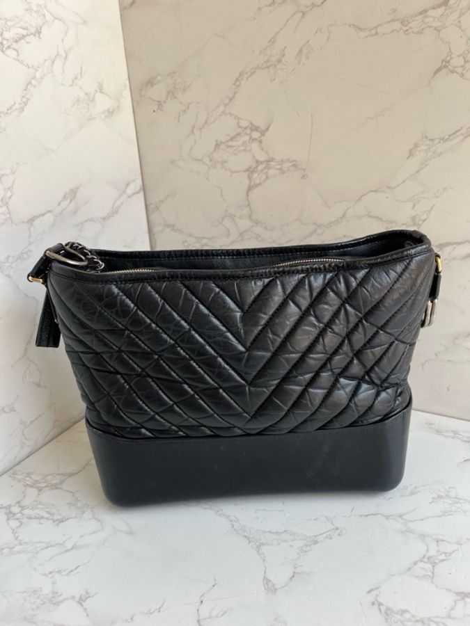Chanel • 經典Gabrielle 黑金山形紋牛皮流浪包 中號-2
