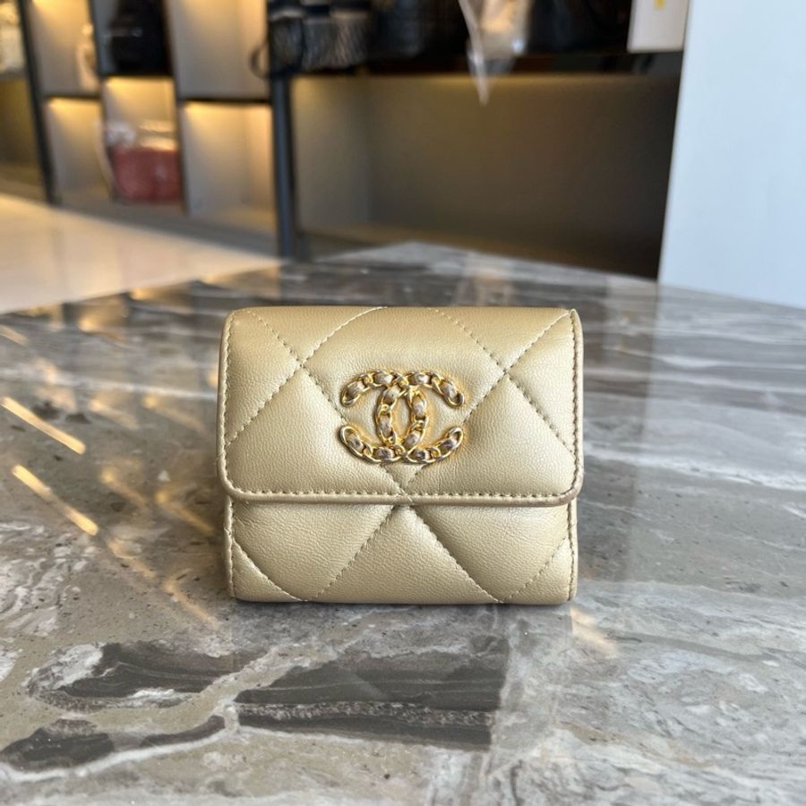 Chanel • 金色金釦羊皮19三折短夾-0