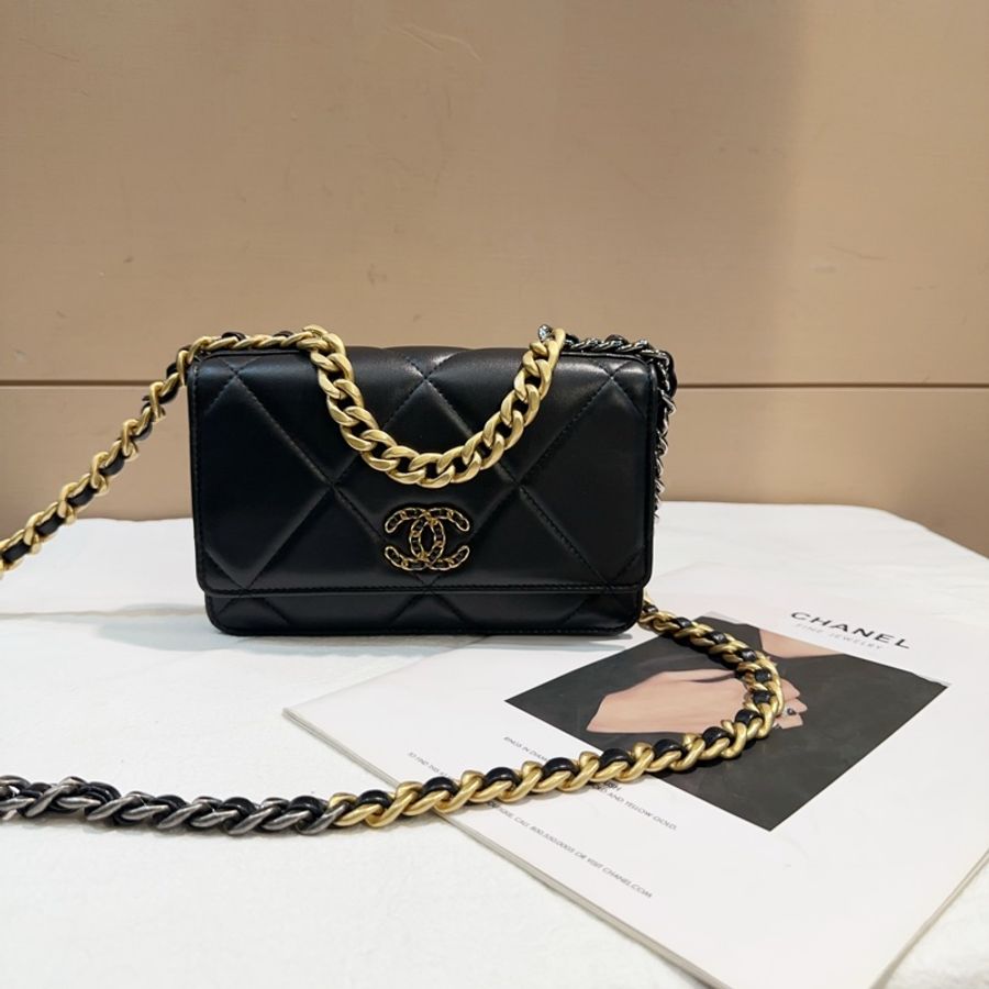 Chanel 黑羊皮霧金釦19 6卡WOC-0