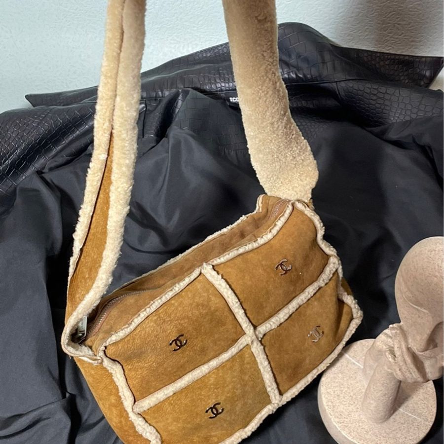 Chanel • 焦糖色麂皮拼羊羔毛四宮格銀釦郵差包 Teddy-2