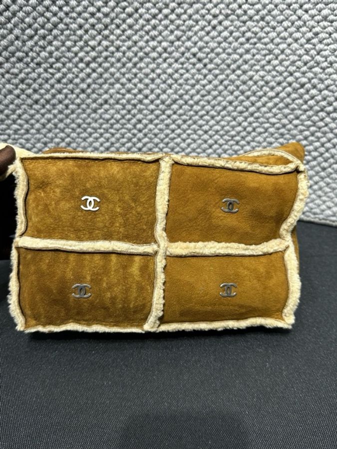 Chanel • 焦糖色麂皮拼羊羔毛四宮格銀釦郵差包 Teddy-7