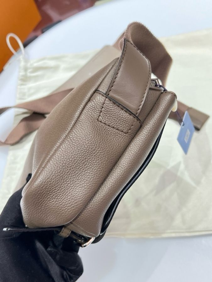 Loewe羅意威military大象灰郵差斜挎包底長23.5cm-4