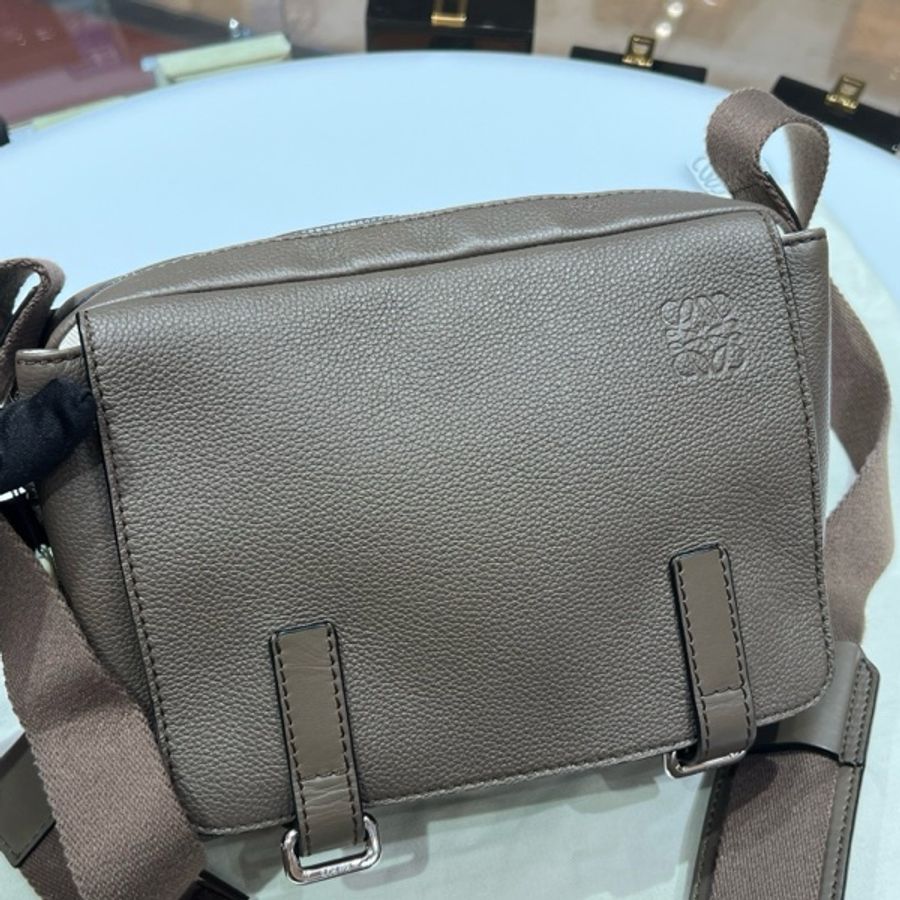 Loewe羅意威military大象灰郵差斜挎包底長23.5cm-8