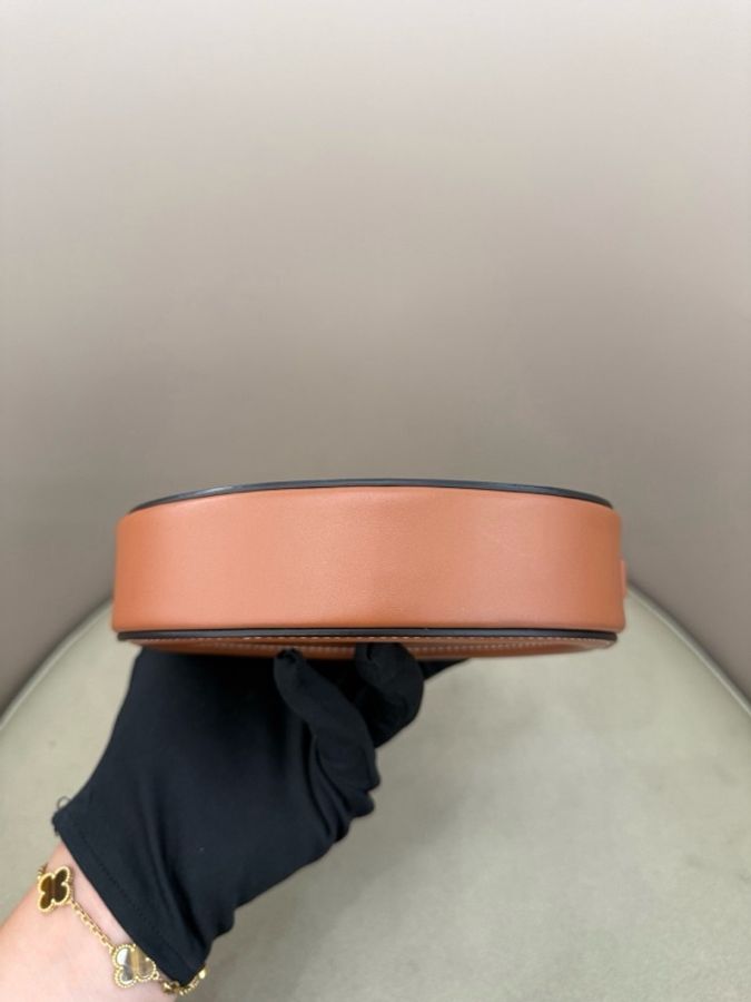 Celine 賽琳 焦糖色凱旋門月餅包-4