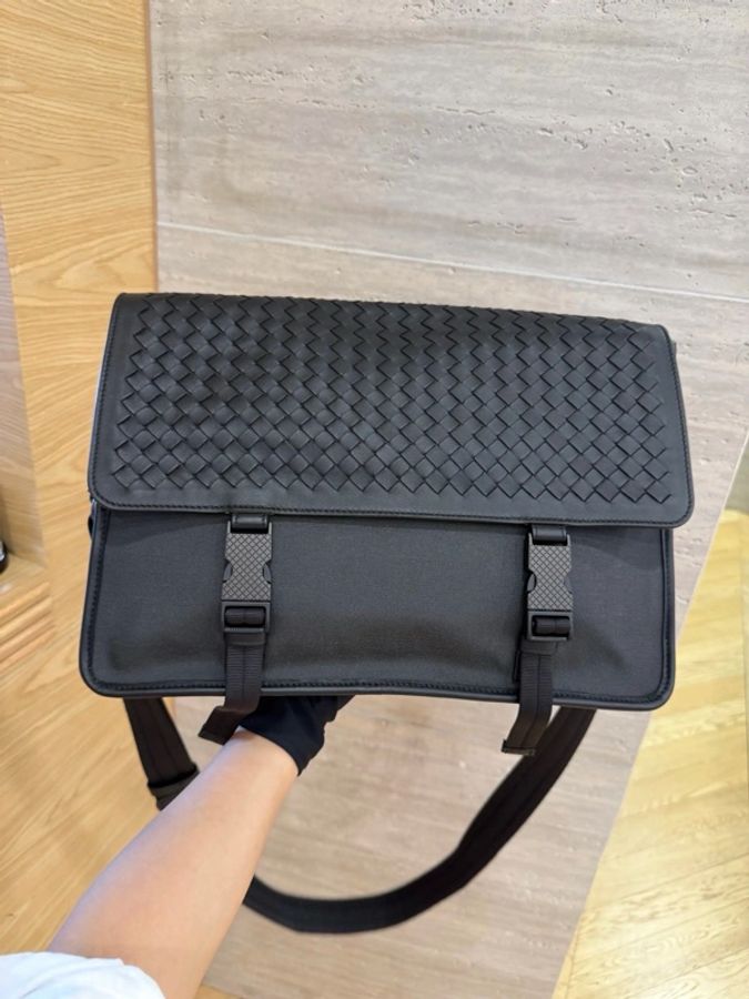 Bottega Veneta 葆蝶家 Bv男士郵差包 黑色編織款 尺寸約33*25*10c-1