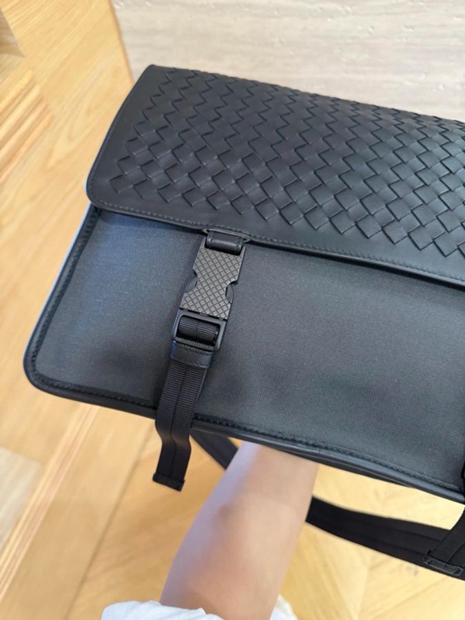 Bottega Veneta 葆蝶家 Bv男士郵差包 黑色編織款 尺寸約33*25*10c-6