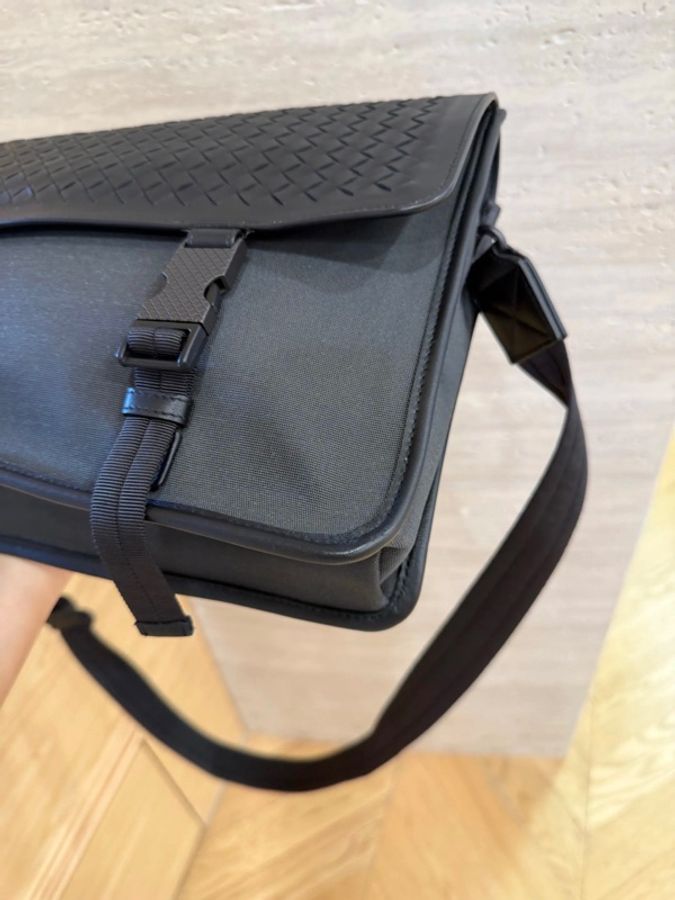 Bottega Veneta葆蝶家 Bv男士邮差包 黑色编织款-9