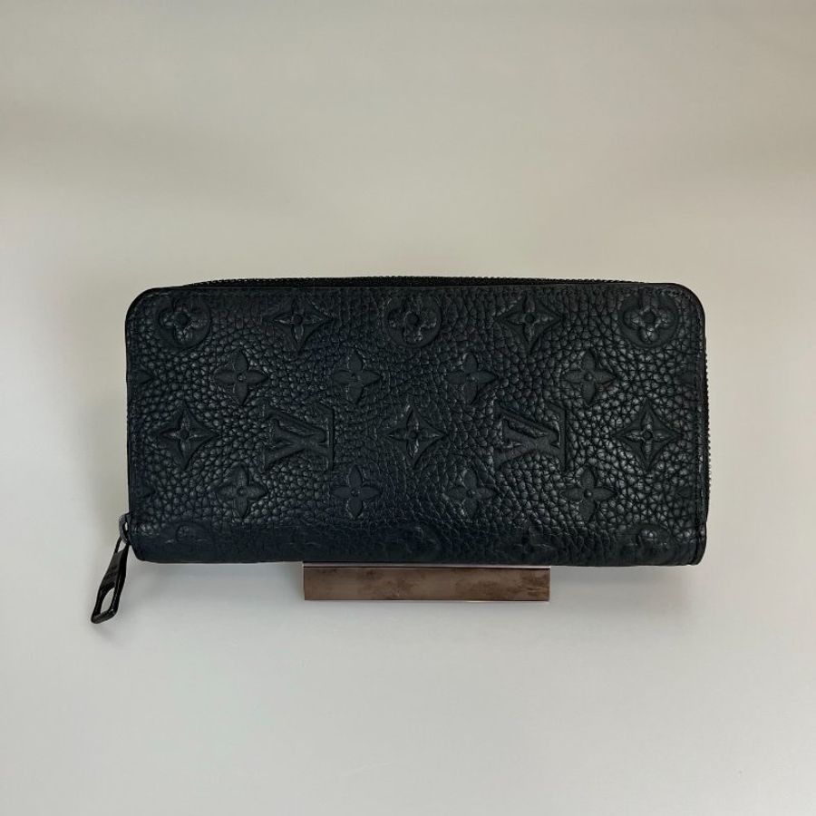 LV M69047 黑牛皮壓紋拉鍊長夾-0