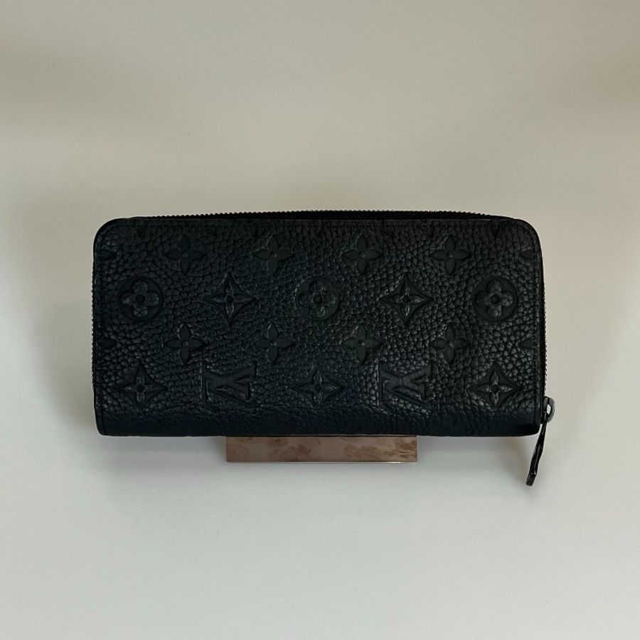 LV M69047 黑牛皮壓紋拉鍊長夾-1