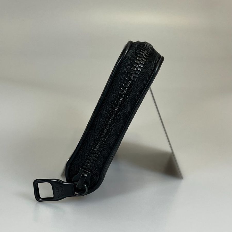 LV M69047 黑牛皮壓紋拉鍊長夾-2
