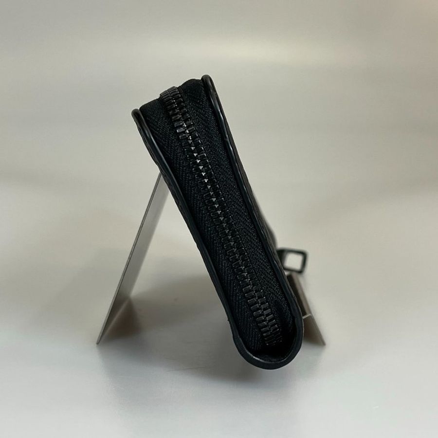LV M69047 黑牛皮壓紋拉鍊長夾-3
