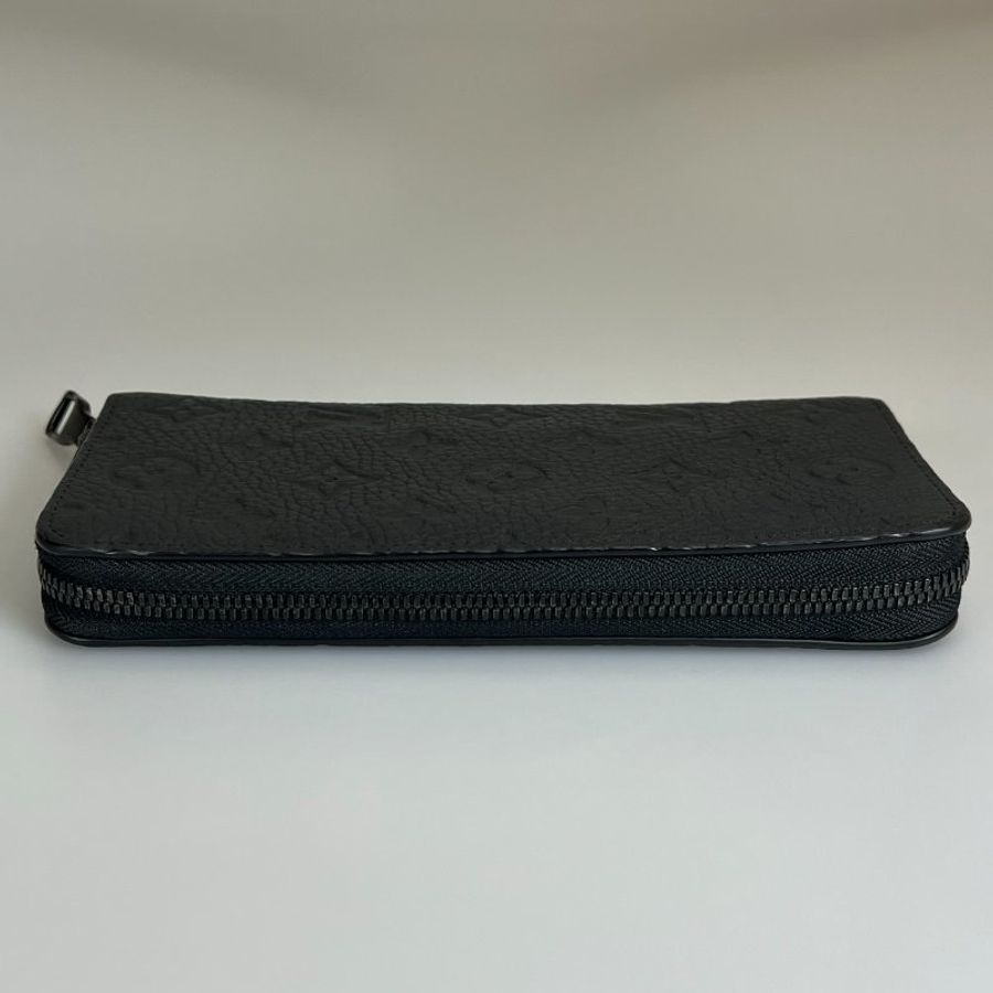 LV M69047 黑牛皮壓紋拉鍊長夾-4