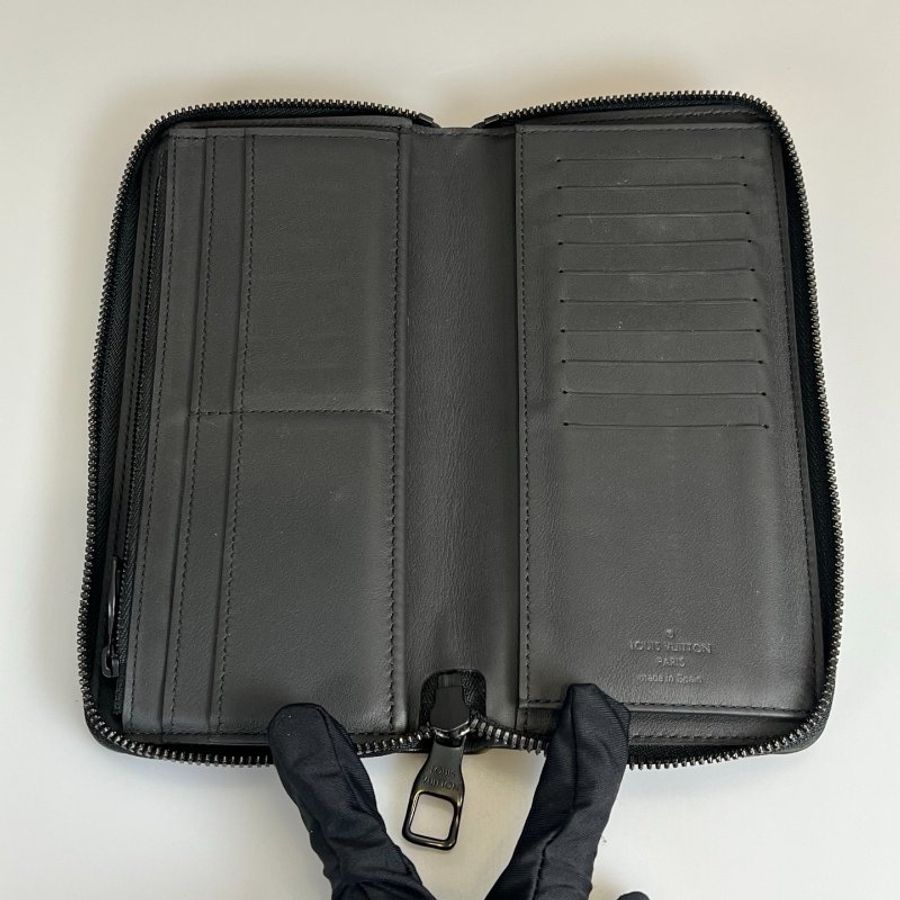 LV M69047 黑牛皮壓紋拉鍊長夾-5