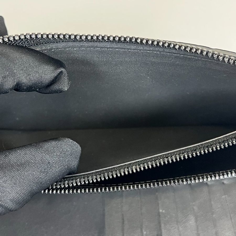 LV M69047 黑牛皮壓紋拉鍊長夾-6