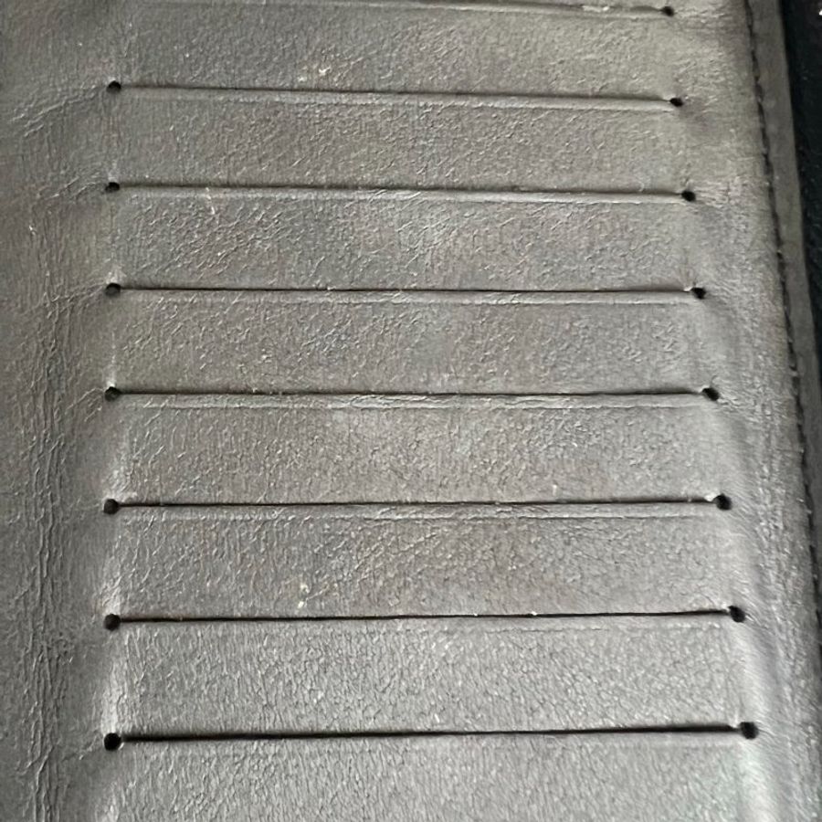 LV M69047 黑牛皮壓紋拉鍊長夾-8