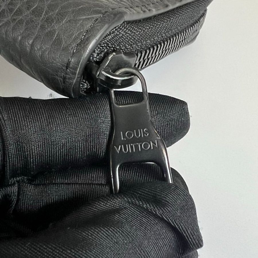 LV M69047 黑牛皮壓紋拉鍊長夾-9