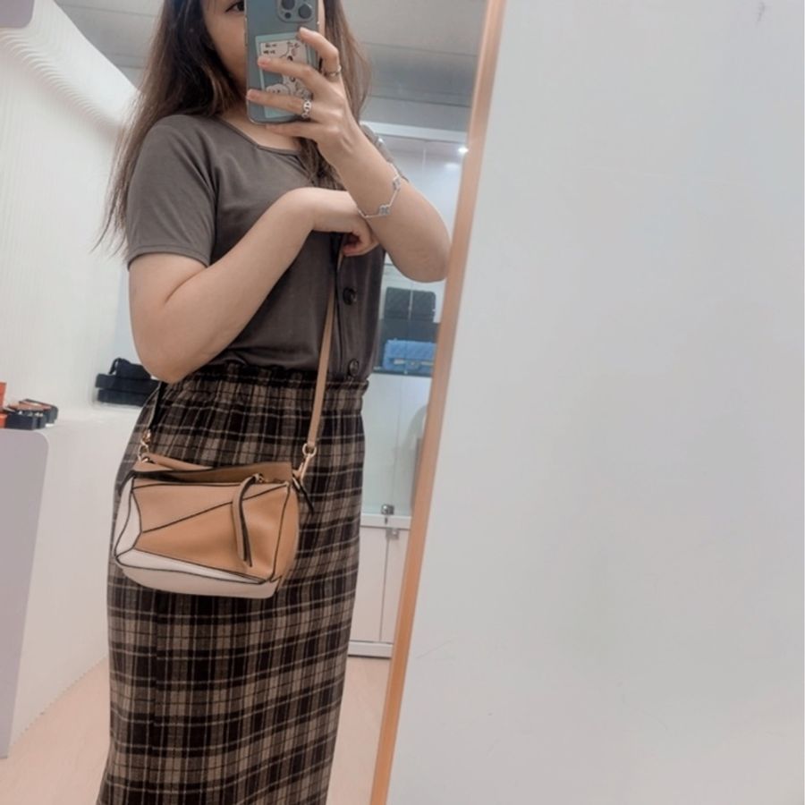 Loewe puzzle mini 棕色拼色幾何包-13