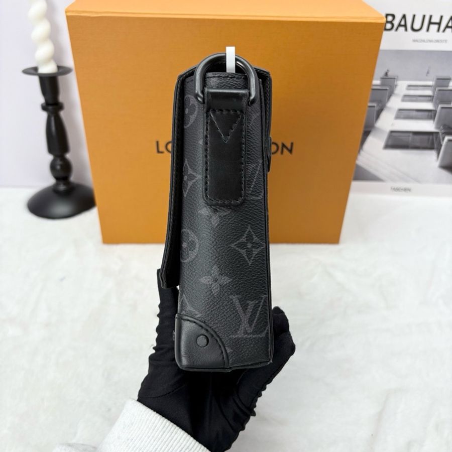 LV 路易威登 Trunk黑武士盒子郵差包芯片款-3
