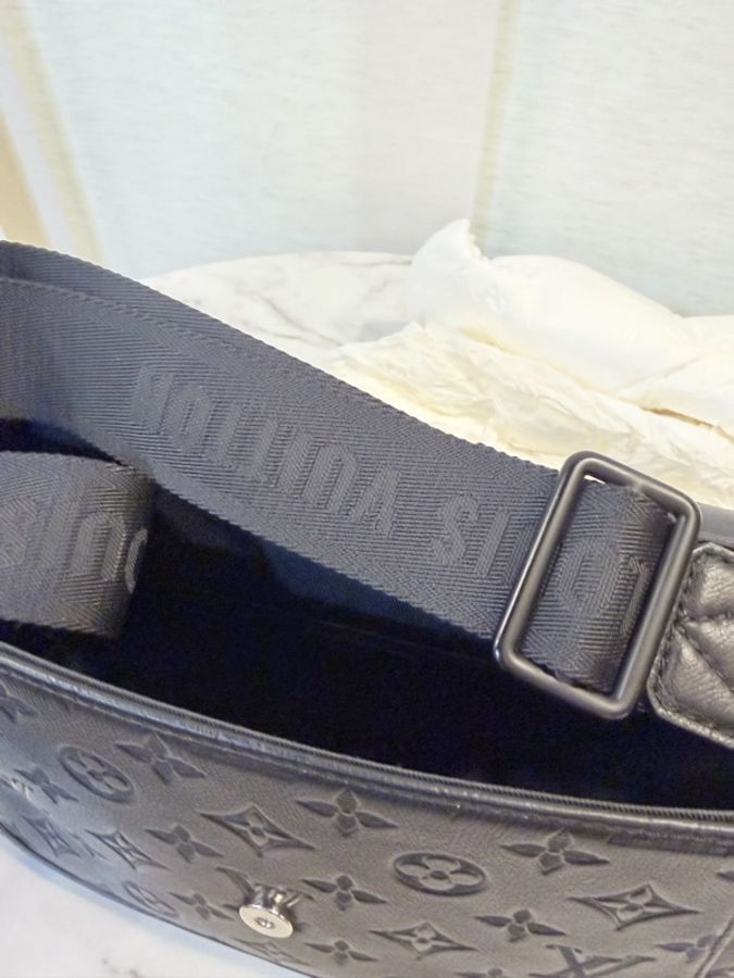 LV PULSE MESSENGER 黑牛皮M14874-15