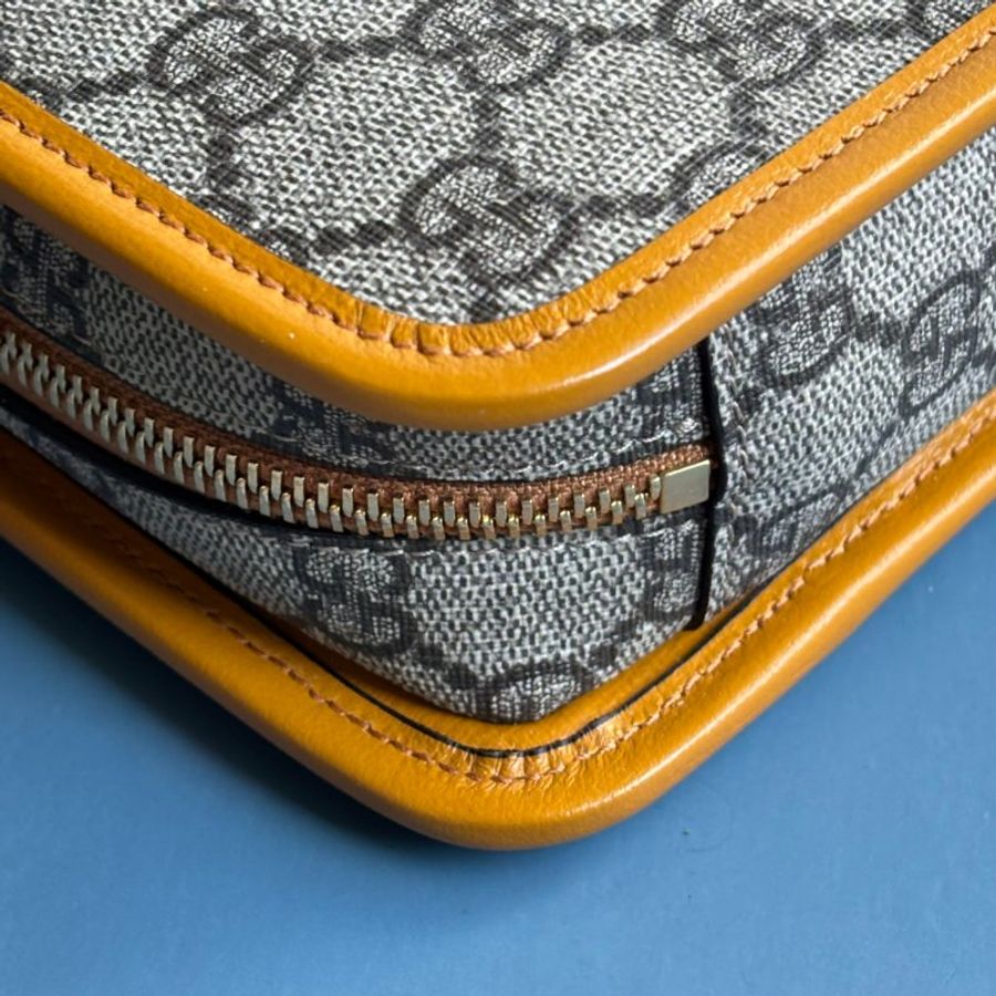 ::GUCCI:: Interlocking G 黃色皮革邊 滿版PVC 手拿包-14