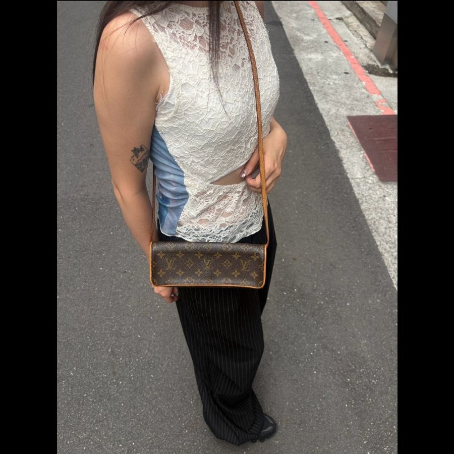 LV 老花斜背大信封包-3