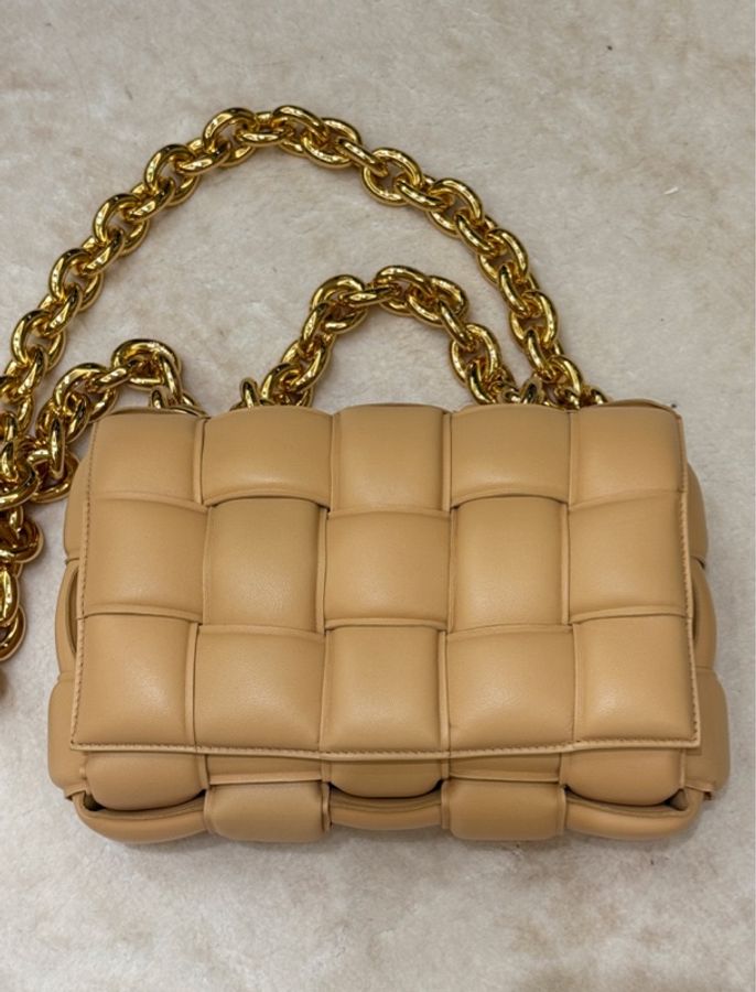 Bottega Veneta 燕麥米 Cassette 鏈帶包 枕頭包 全新-0