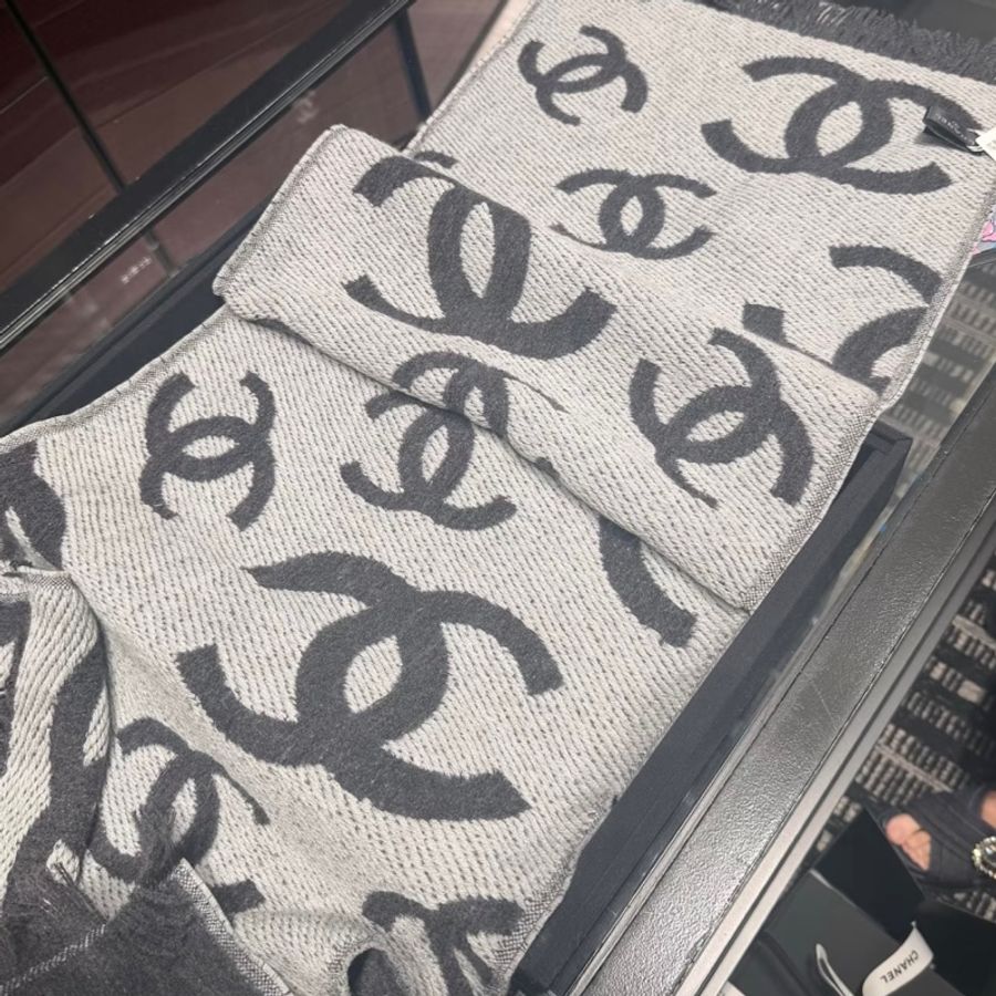 Chanel 熱門款雙面logo 深灰配色圍巾-1