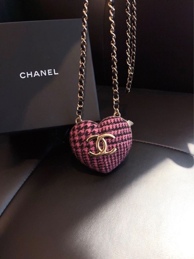 Chanel香奈兒🖤 秀款22k粉紫色愛心毛呢斜挎💕 小愛心包 閒置新✨帶膜有盒 尺寸:7*6*2-6
