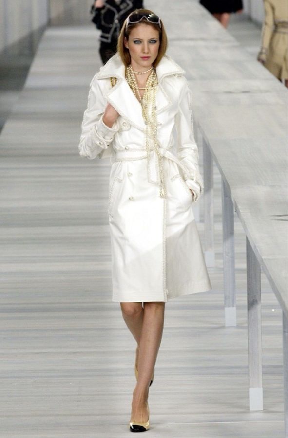 Chanel 04年春夏秀款奶白色珍珠双排扣亮片滚边风衣外套-6