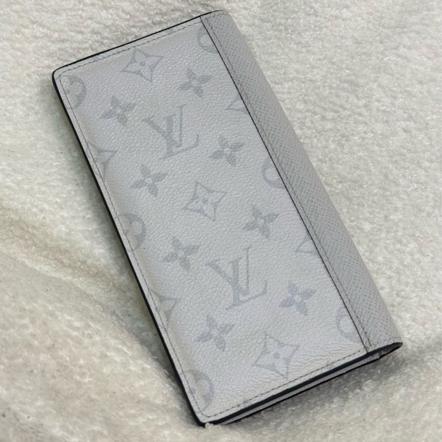 LV 冰川白對開長夾 ✨最新晶片款-1