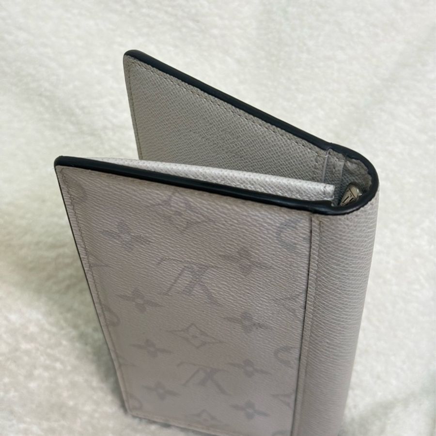 LV 冰川白對開長夾 ✨最新晶片款-2