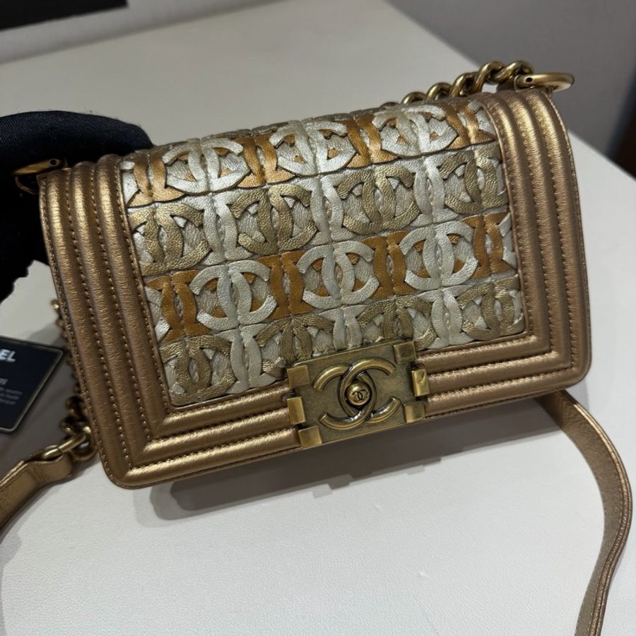 Chanel • 杜拜限定秀款香檳金色金釦Le Boy 20 小號 🈶保卡-0