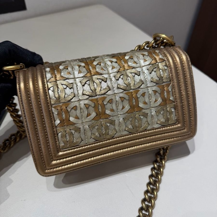 Chanel • 杜拜限定秀款香檳金色金釦Le Boy 20 小號 🈶保卡-1