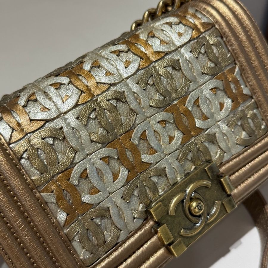 Chanel • 杜拜限定秀款香檳金色金釦Le Boy 20 小號 🈶保卡-2
