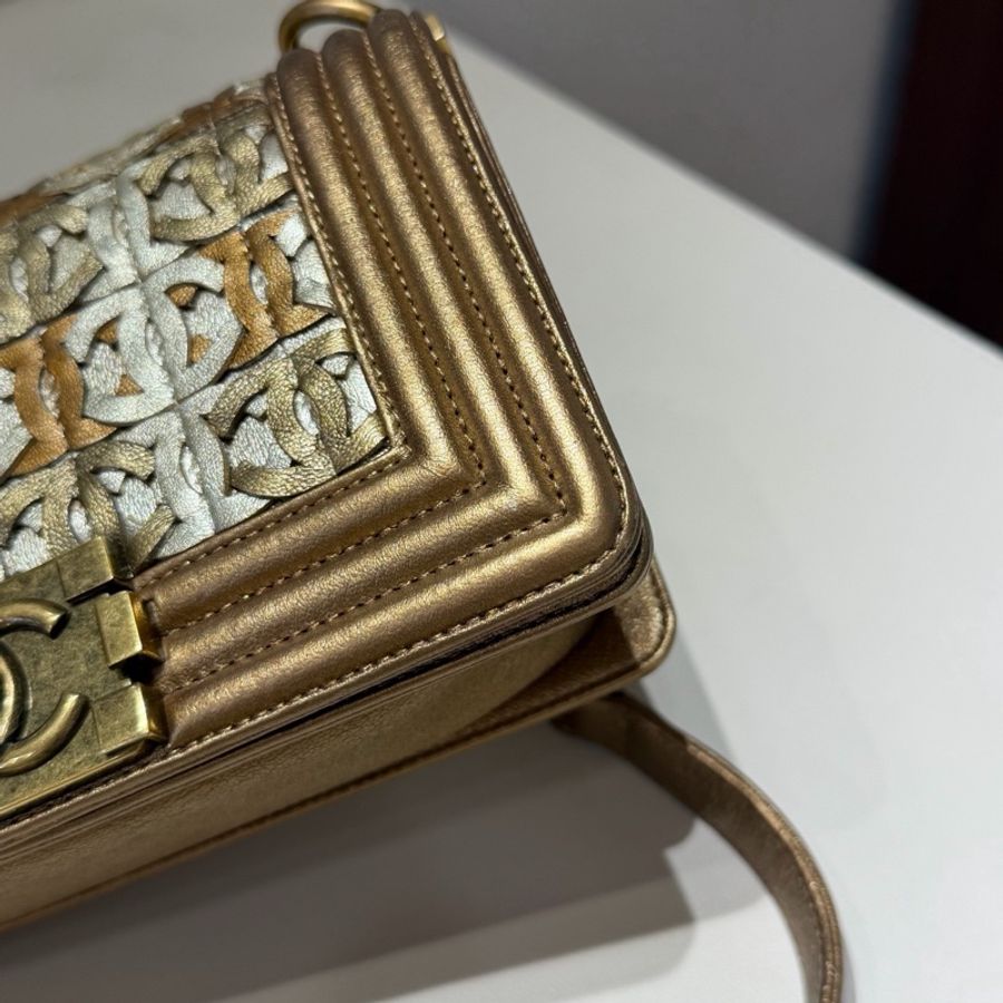 Chanel • 杜拜限定秀款香檳金色金釦Le Boy 20 小號 🈶保卡-3