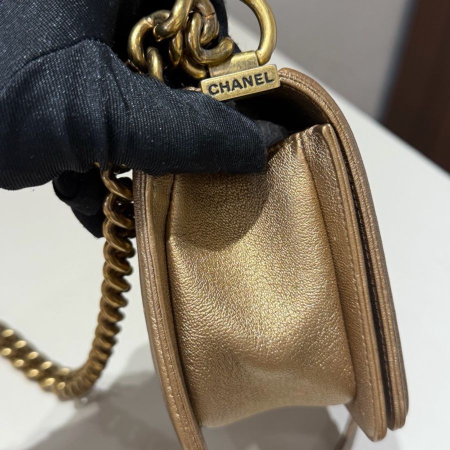 Chanel • 杜拜限定秀款香檳金色金釦Le Boy 20 小號 🈶保卡-7