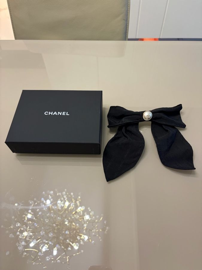Chanel 蝴蝶結黑色,雙C扣髮夾-0