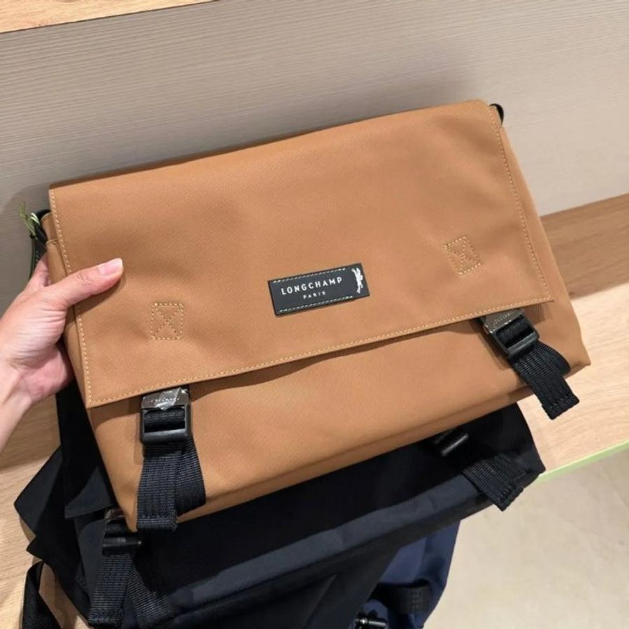 【現貨】Longchamp 再生帆布尼龍翻蓋郵差包-米咖-1